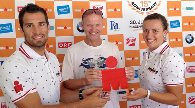 Reinhold Garnitschnig bekommt seinen verdienten Pokal für den AK-Sieg Foto (c) Jäger/Ironman