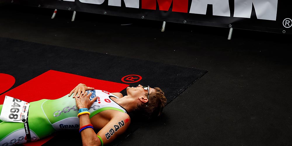 Völlig erschöpft landet Thomas Steger auf Rang 9 - Bild (c) Getty Images for Ironman