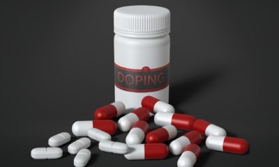 Eine Dose mit der Aufschrift Doping. Davor sind unterschiedliche Tabletten verstreut.