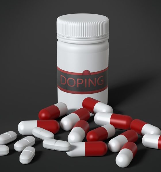 Eine Dose mit der Aufschrift Doping. Davor sind unterschiedliche Tabletten verstreut.